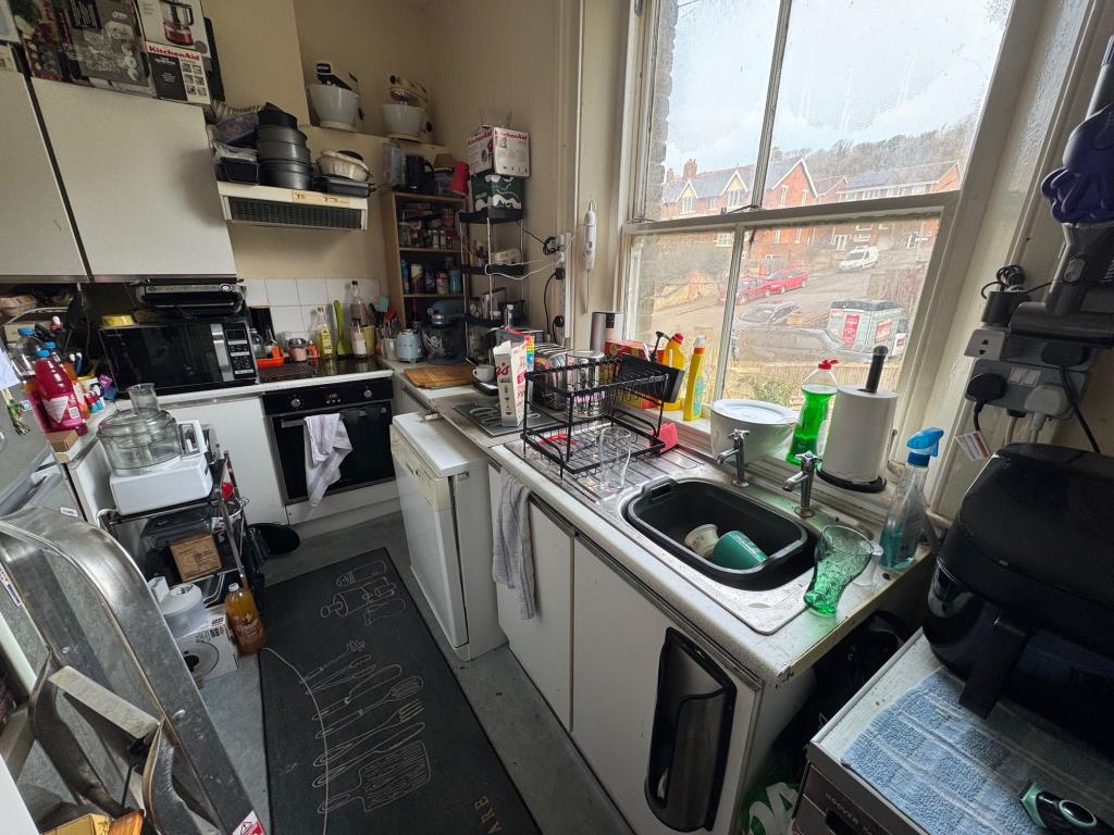 Lot: 70 - FREEHOLD DETACHED BLOCK OF FOUR TWO-BEDROOM FLATS - Flat 3 - Kitchen